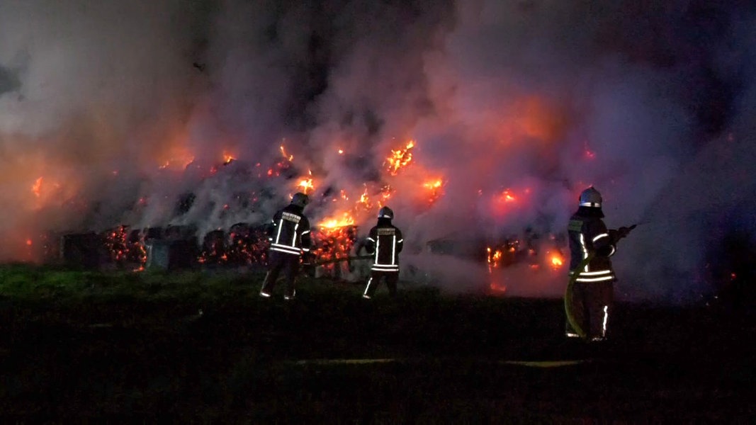 Wieder Heuballenbrand in Hasloh: Bereits fünftes Feuer in der Gegend