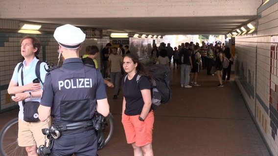 Reisende stehen am Elmshorner Bahnhof aufgrund von Zugausfällen. © NDR 