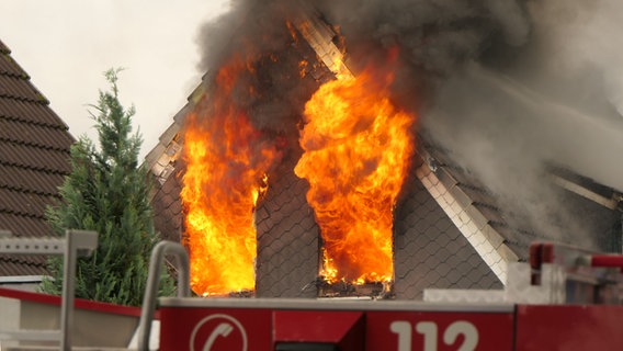 Ein Wohnhaus in Neumünster-Einfeld steht in Flammen. © Daniel Friederichs 