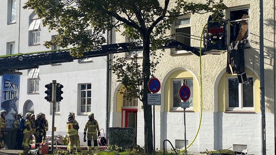 Die Feuerwehr im Einsatz bei einem Wohnungsbrand in Lübeck. © NDR Foto: Inessa Baur