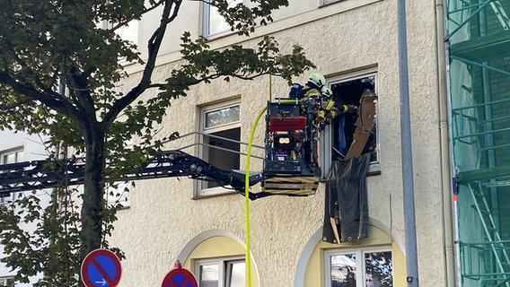 Die Feuerwehr im Einsatz bei einem Wohnungsbrand in Lübeck. © NDR Foto: Inessa Baur