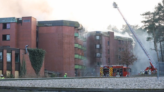 Einsatzkräfte der Feuerwehr löschen ein altes Hotel. © Florian Sprenger Foto: Florian Sprenger