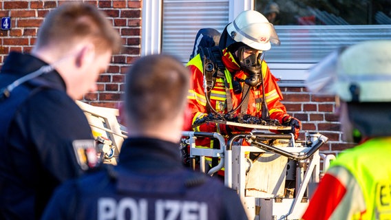 Die Feuerwehr löscht einen Zimmerbrand in Flensburg. © Nordpresse Foto: Sebastian Iwersen