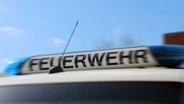 Schriftzug "Feuerwehr" ist auf der Blaulichtanlage eines Feuerwehrautos zu sehen. © NDR Foto: Pavel Stoyan