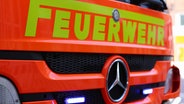 Schriftzug "Feuerwehr" ist auf der roten Motorhaube eines Feuerwehrautos zu sehen. © NDR Foto: Pavel Stoyan