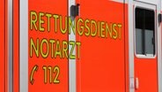 Schriftzug "112 Notarzt Rettungsdienst" steht an einem roten Einsatzfahrzeug. © NDR Foto: Pavel Stoyan