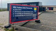 Auf einem Banner der Feuerwehr Sylt steht: "Wir haben kein Personal". © Feuerwehr Sylt 