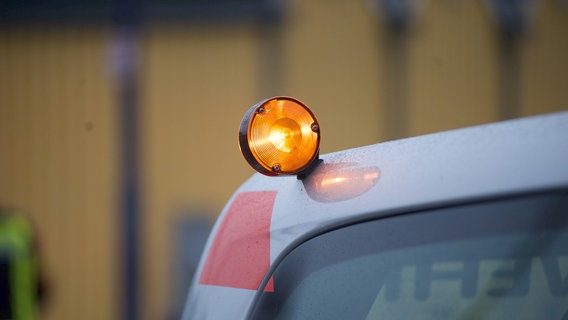 Der Blinker eines Feuerwehrautos. © IMAGO Foto: Willi Schewski