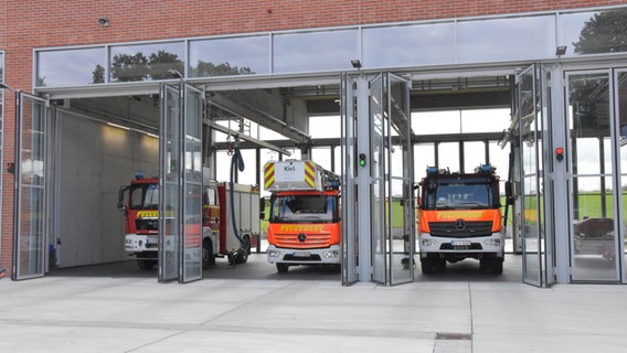 Drei Feuerwehrfahrzeuge, die in der dafür vorgesehenen Halle stehen. © LH Kiel Foto: Nickels Erichsen