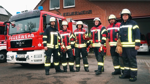 Feuerwehrleute der Freiwilligen Feuerwehr Müssen vor ihrem Gerätehaus. © NDR Foto: Paul Wessels