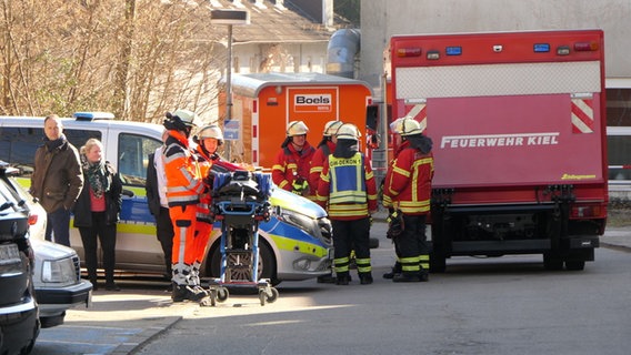 Ein verdächtiger Brief sorgt für einen Feuerwehr-Großeinsatz am Verwaltungsgebäude der Uniklinik Kiel. © Danfoto Foto: Daniel Friederichs