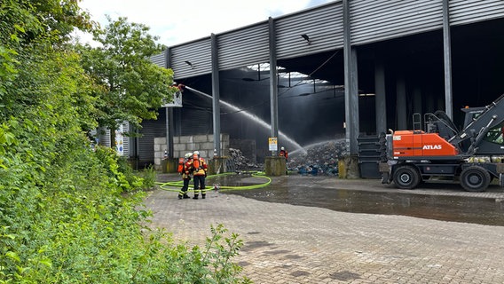 Feuerwehrleute bei Nachlöscharbeiten in Kiel Wellsee © NDR Foto: Moritz Mayer