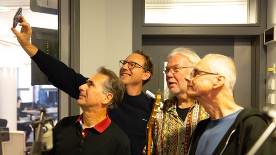 NDR Welle Nord Moderator Julian Krafftzig macht ein Selfi mit der Band FEX. © NDR Foto: Gino Laib