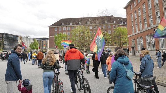Unterstützer von Fridays for Future demonstrieren in Kiel gegen Rechtsextremismus. © NDR Foto: Lisa Pandelaki