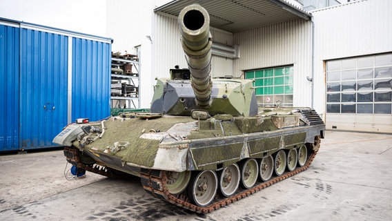 Flensburg: Ein Panzer vom Typ ·Leopard 1· steht auf dem Gelände der Firma FFG Flensburger Fahrzeugbau Gesellschaft mbH an der Werftstraße. © dpa Foto: Daniel Reinhardt