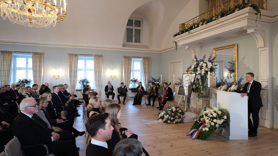 Daniel Günther, Ministerpräsident von Schleswig-Holstein, spricht auf der Trauerfeier für den Unternehmer und schleswig-holsteinischen Ehrenbürger Günther Fielmann. 