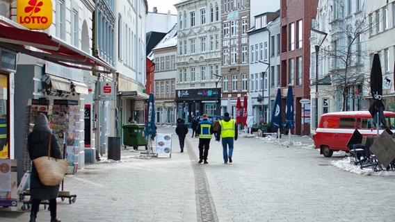 Kontrolleure laufen durch die leere Flensburger Innenstadt. © IMAGO / Willi Schewski Foto: Willi Schewski