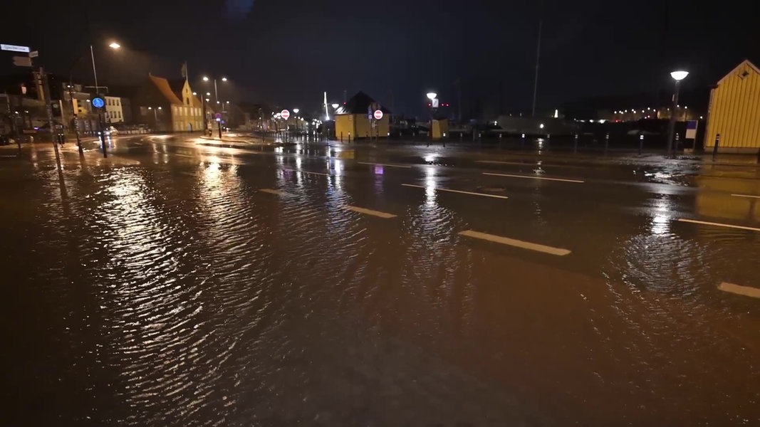 Erneute Ostsee-Sturmflut: Straßen in Flensburger Altstadt überschwemmt und gesperrt
