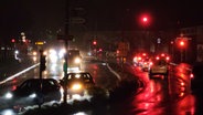 Die Friedrich-Ebert-Straße in Flensburg in der Nacht ohne Straßenbeleuchtung © NDR Foto: Peer-Axel Kroeske