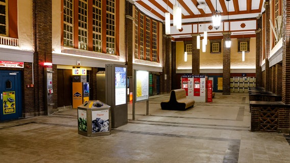 Der Flensburger Bahnhof, menschenleer während der Corona-Pandemie. © picture alliance/dpa Bildfunk Foto: Frank Molter