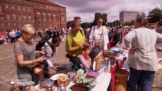 Menschen tummeln sich auf einem Flohmarkt in der Kieler Innenstadt. © NDR 