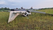 Eine abgestürzte Cessna liegt auf einem Feld. © Kreisfeuerwehrverband RD-ECK Foto: Daniel Passig