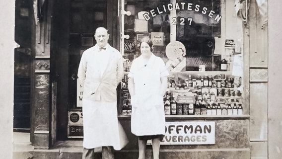 Riewert und Clara Ketelsen stehen vor ihrem Deli-Laden in Harlem, New York City. © Bente Faust 