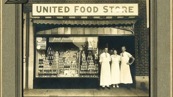 Zwei Frauen und ein Mann stehen vor dem Deli-Store der Familie Rickmers in Queens, New York City. © Bente Faust 