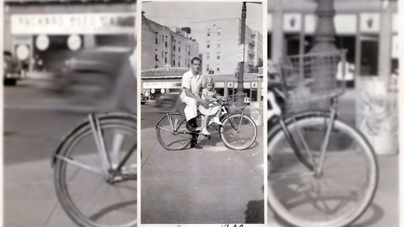 Ein Schwarz-Weiß-Foto zeigt Hermann Rickmers und seine Nichte auf dem Lieferantenfahrrad des Delis in New York. © Bente Faust 