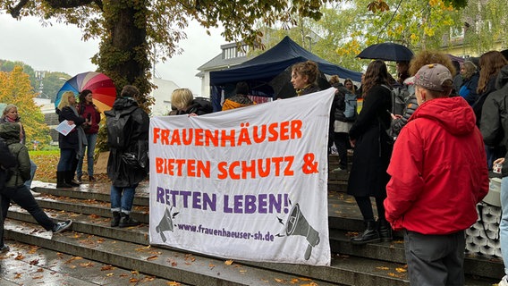 Kundgebung der Landesarbeitsgemeinschaft der Autonomen Frauenhäuser am Landeshaus in Kiel. © NDR Foto: Christoph Deuschle