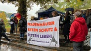 Kundgebung der Landesarbeitsgemeinschaft der Autonomen Frauenhäuser am Landeshaus in Kiel. © NDR Foto: Christoph Deuschle