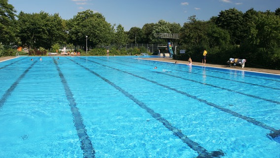 Eine großes Freibad. © NDR Foto: NDR