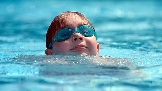 Junge im Freibad © dpa 