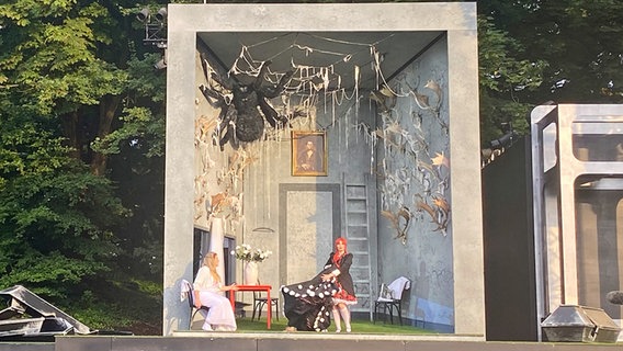 Agathe und Ännchen am Abend vor der Hochzeit © NDR Foto: Inessa Brauer