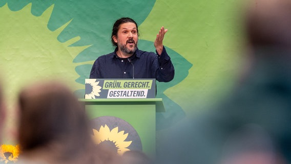 Gazi Freitag (Bündnis90/Die Grünen), Landesvorsitzender der Partei, spricht beim Landesparteitag der Grünen in Schleswig-Holstein. © picture alliance/dpa Foto: Axel Heimken