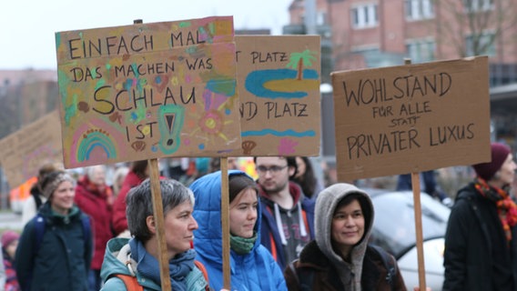 Menschen halten ihre Schilder auf einer Fridays for Future Demo. © Katrin Storsberg Foto: Katrin Storsberg