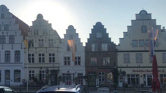 Häuser am Marktplatz in Friedrichstadt. © NDR Foto: Sven Jachmann