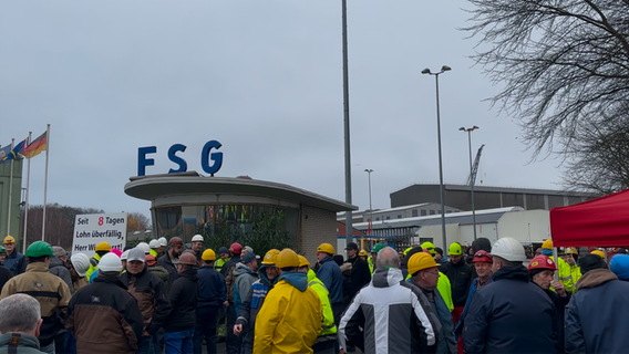 Beschäftigte der FSG demonstrieren vor dem Haupteingang zum Werftgelände © NDR Foto: Ben Armstrong