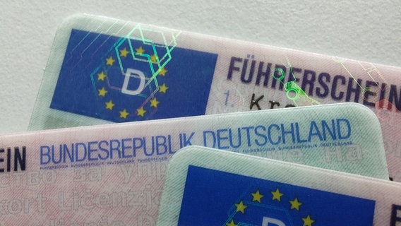 Mehrere der neuen EU-Kartenführerscheine aus Deutschland liegen übereinander © NDR Foto: Peer-Axel Kroeske