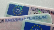 Mehrere der neuen EU-Kartenführerscheine aus Deutschland liegen übereinander © NDR Foto: Peer-Axel Kroeske