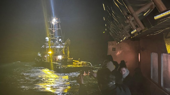 Die Helgoland-Fähre "Funny Girl" treibt manövrierunfähig auf der dunklen Nordsee © Maarten Würtz Foto: Maarten Würtz