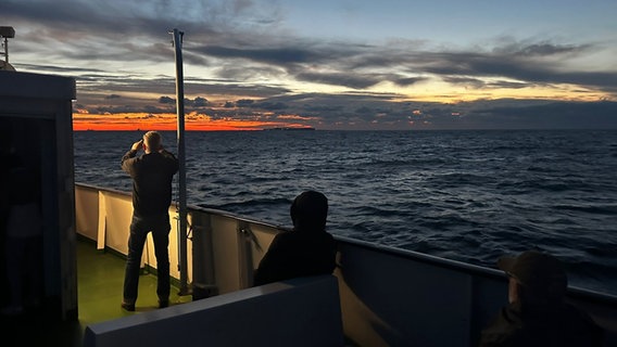 Die Helgoland-Fähre "Funny Girl" treibt manövrierunfähig auf der dunklen Nordsee © Maarten Würtz Foto: Maarten Würtz