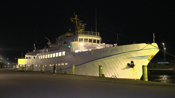 Die Helgoland-Fähre "Lustiges Mädchen" im Hafen von Büsum. © Florian Sprenger Foto: Florian Sprenger