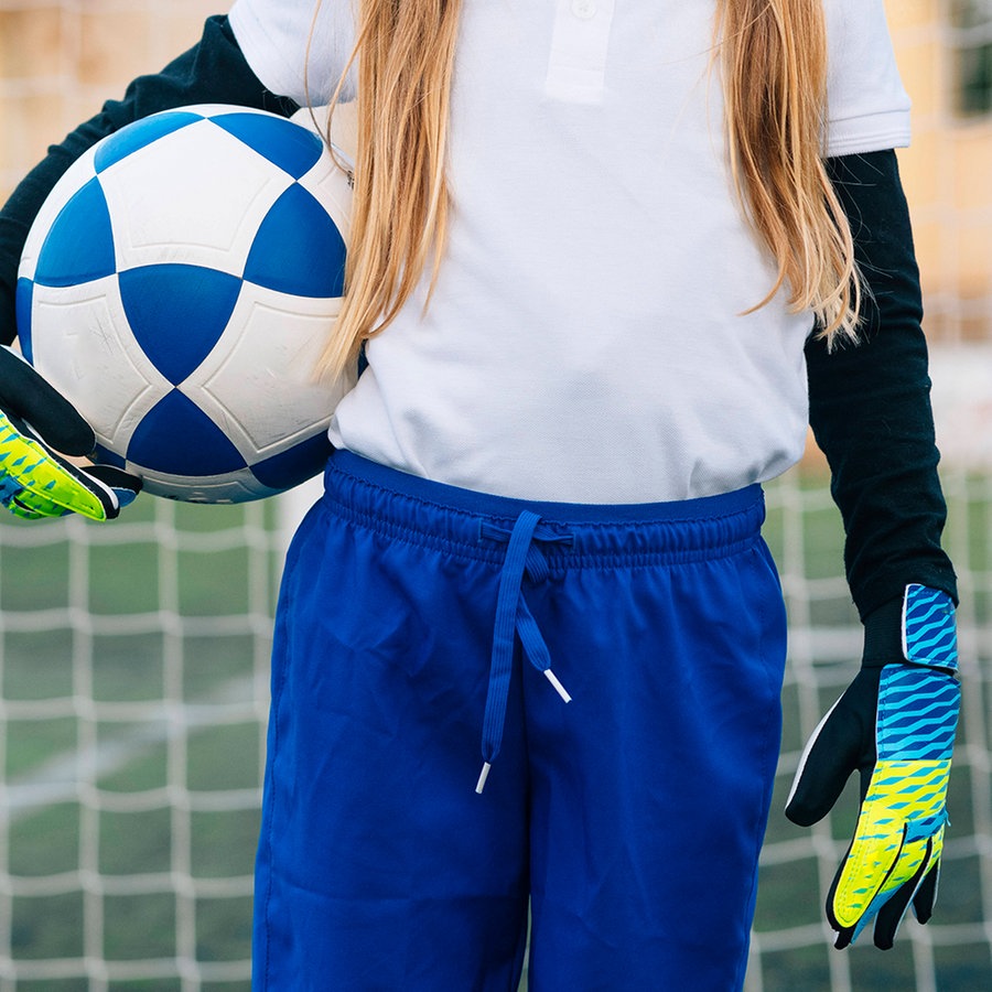 Mädchen hält Fußball in der Hand © IMAGO / xJosexLuisxCarrascosax 