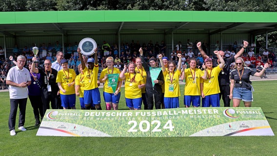 Die Spielerinnen der Spielgemeinschaft Schleswig-Holstein feiern die Deutsche Fußball-Meisterschaft der Werkstätten für behinderte Menschen. © Carsten Kobow, DFB-Stiftung Sepp Herberger 