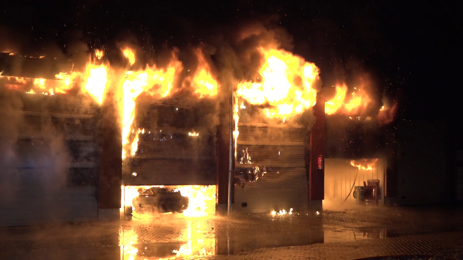 Barsbuttel Feuer Zerstort Mehrere Autos Ndr De Nachrichten Schleswig Holstein