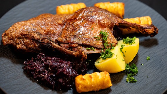 Entenkeule mit Rotkohl und Kartoffeln. © Imago 