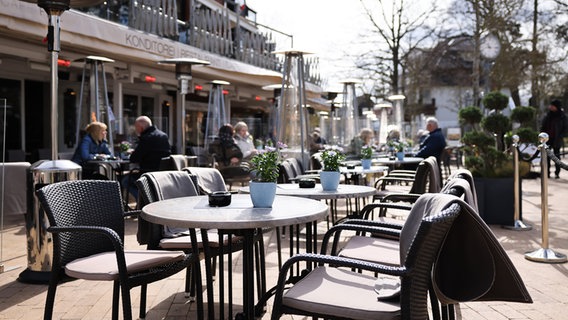 Draussen Im Cafe Sitzen Ein Stuck Normalitat In Sh Zuruckgekehrt Ndr De Ndr De Schleswig Holstein