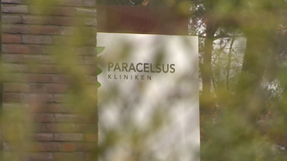 Das Schild der Paracelsus Klinik © NDR Foto: NDR