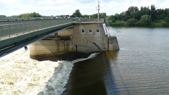 Ein Stauwehr an einer Brücke in Geesthacht. © Stadt Geesthacht Foto: Stadt Geesthacht